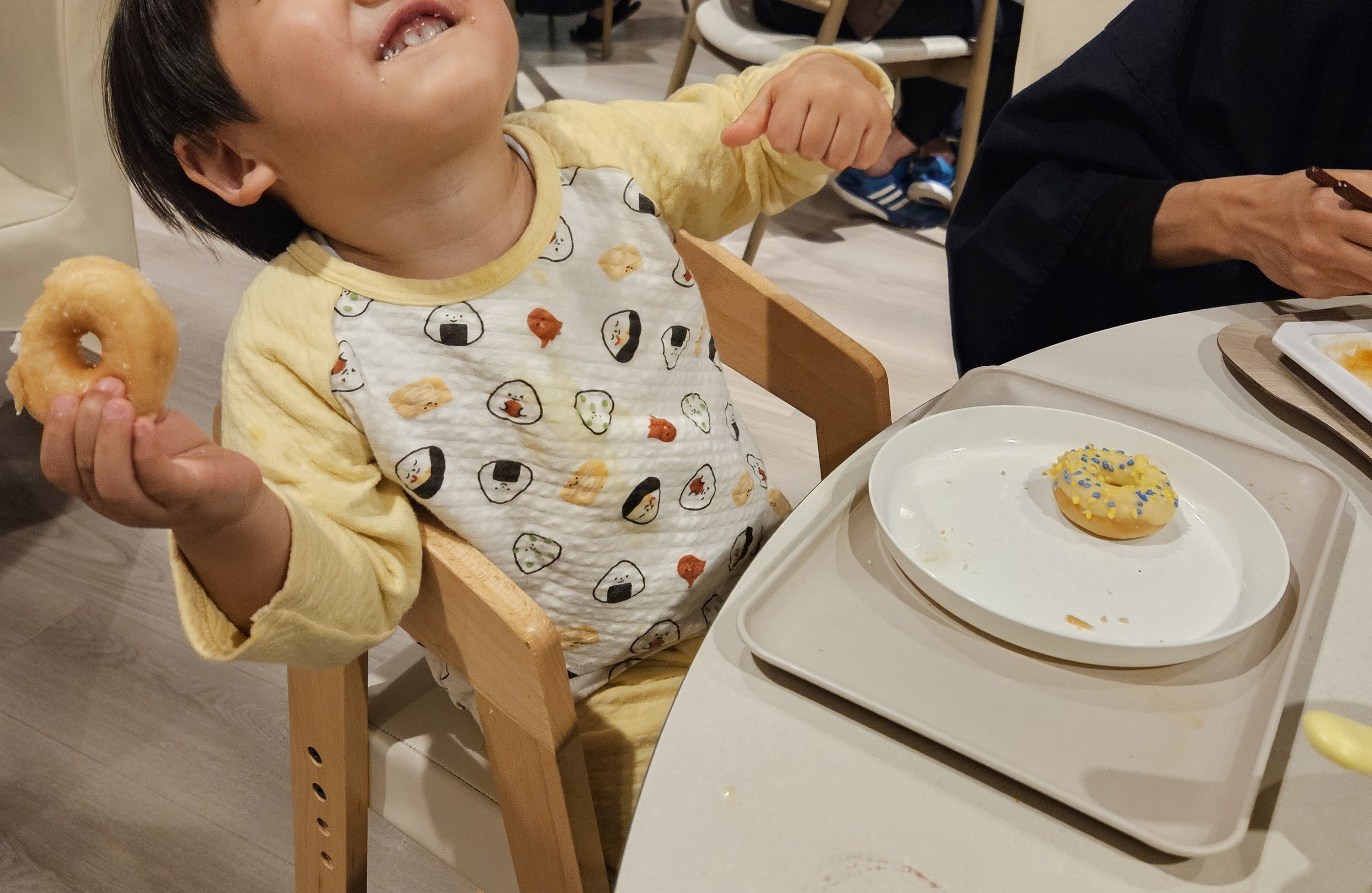 おいしさをかみしめる子